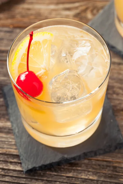 Hemgjord Whiskey Sour Cocktail Drink — Stockfoto