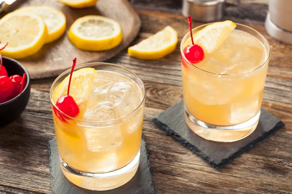 Hemgjord Whiskey Sour Cocktail Drink — Stockfoto