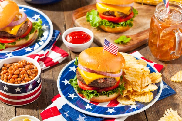 Hemgjord Memorial Day Hamburger picknick — Stockfoto