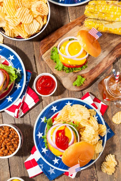 Picnic casero de la hamburguesa del día de conmemoración — Foto de Stock