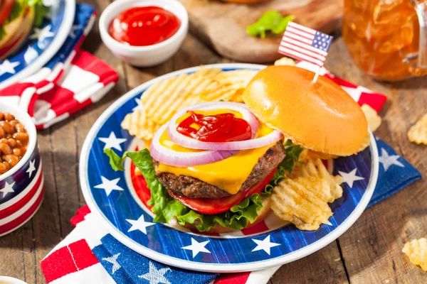 Ev yapımı anma günü Hamburger piknik