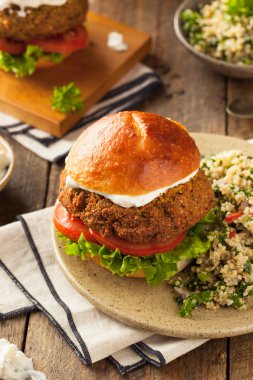 Ev yapımı Akdeniz Falafel Burger