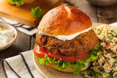 Ev yapımı Akdeniz Falafel Burger