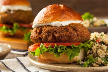 Ev yapımı Akdeniz Falafel Burger
