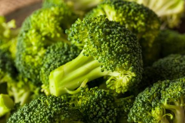 Sağlıklı yeşil organik çiğ brokoli Florets