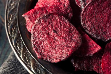 Sağlıklı mor pişmiş pancar cips