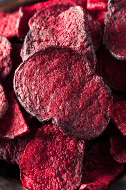 Sağlıklı mor pişmiş pancar cips