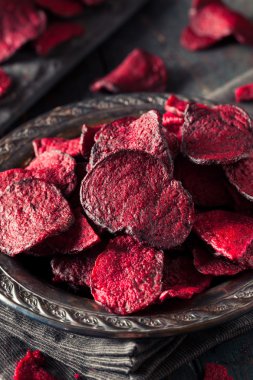 Sağlıklı mor pişmiş pancar cips