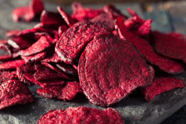 Sağlıklı mor pişmiş pancar cips