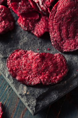 Sağlıklı mor pişmiş pancar cips