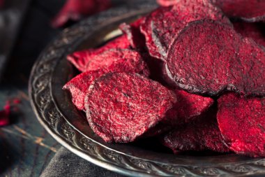 Sağlıklı mor pişmiş pancar cips