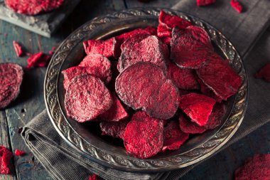 Sağlıklı mor pişmiş pancar cips