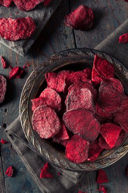 Sağlıklı mor pişmiş pancar cips