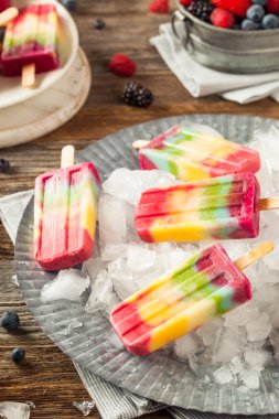 Sağlıklı ev yapımı gökkuşağı Popsicles