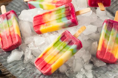 Sağlıklı ev yapımı gökkuşağı Popsicles