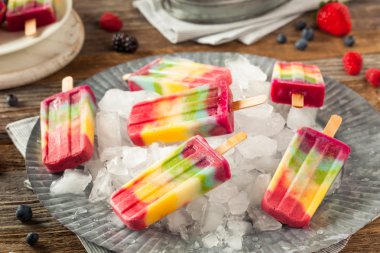 Sağlıklı ev yapımı gökkuşağı Popsicles