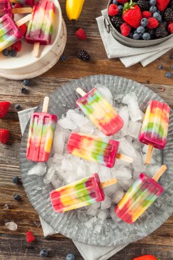 Sağlıklı ev yapımı gökkuşağı Popsicles