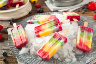 Sağlıklı ev yapımı gökkuşağı Popsicles