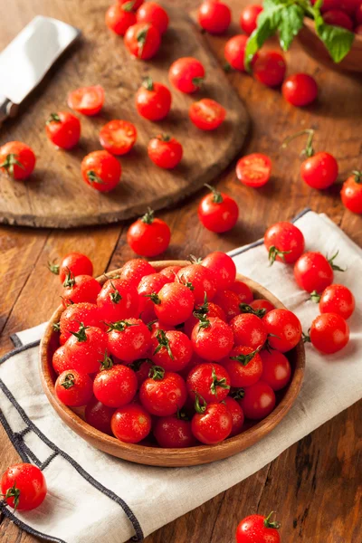 Raw Organic Red Cherry Tomatoes — Stock Photo, Image