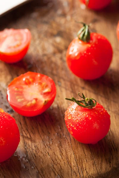 Tomates cerises rouges biologiques crues — Photo