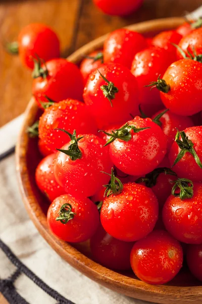 Tomates cerises rouges biologiques crues — Photo