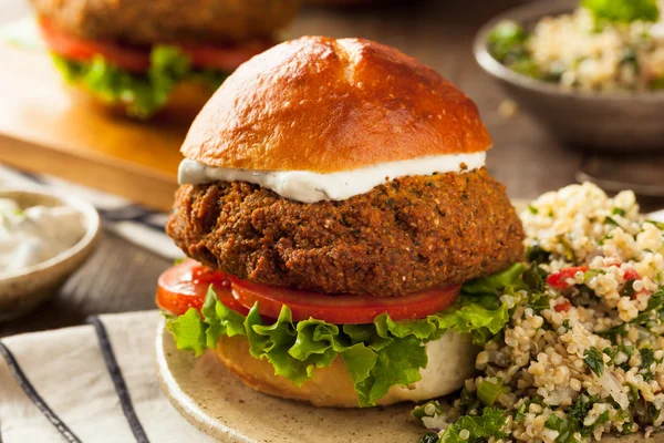 Domowe śródziemnomorskiej Falafel Burger — Zdjęcie stockowe