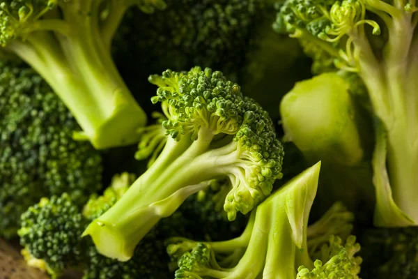 Healthy Green Organic  Raw Broccoli Florets — Stock Photo, Image