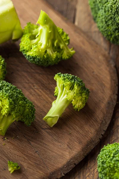 Gezonde groene biologische rauwe Broccoli roosjes — Stockfoto