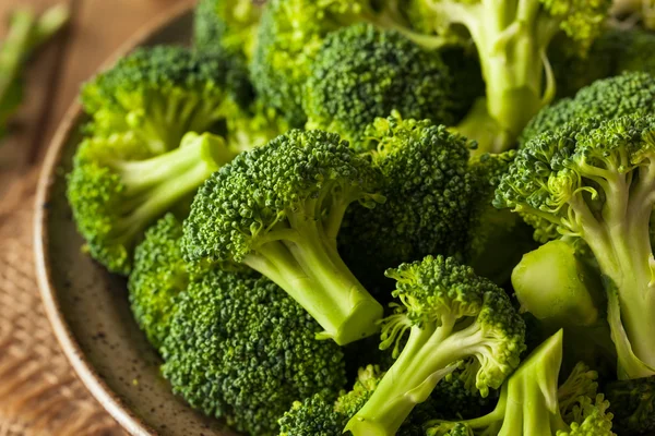 Gezonde groene biologische rauwe Broccoli roosjes — Stockfoto