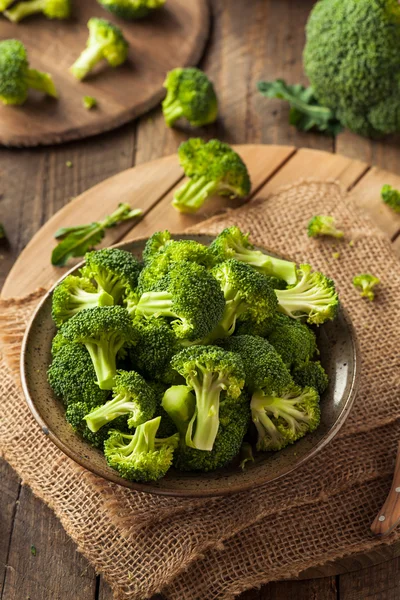 Sağlıklı yeşil organik çiğ brokoli Florets — Stok fotoğraf