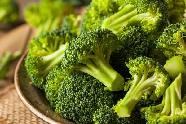 Friska gröna ekologiska Raw broccolibuketter — Stockfoto