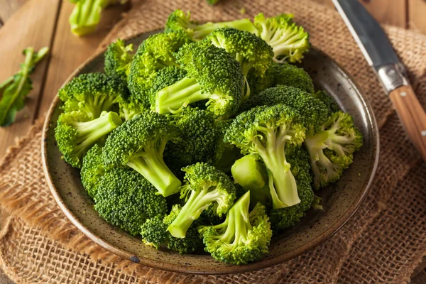 Friska gröna ekologiska Raw broccolibuketter — Stockfoto
