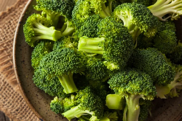 Friska gröna ekologiska Raw broccolibuketter — Stockfoto