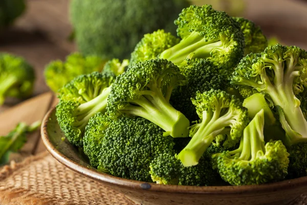 Healthy Green Organic  Raw Broccoli Florets — Stock Photo, Image