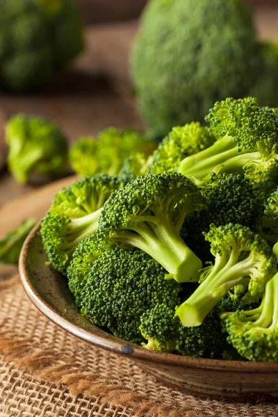 Gezonde groene biologische rauwe Broccoli roosjes — Stockfoto