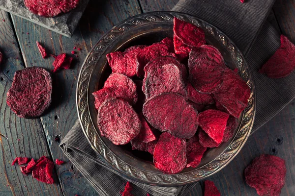 Chips de beterraba assada roxa saudável — Fotografia de Stock