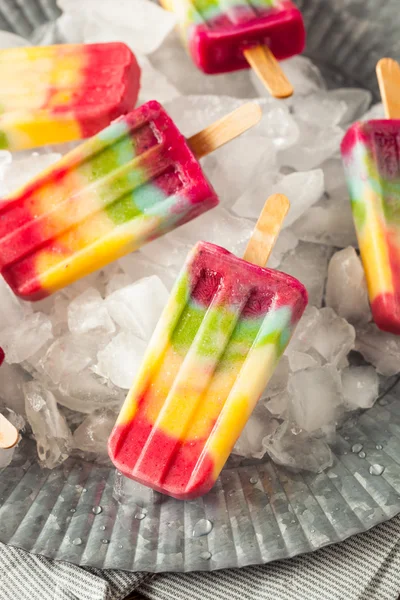 Saudável caseiro Rainbow Popsicles — Fotografia de Stock