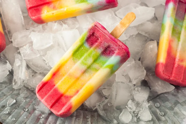 Saudável caseiro Rainbow Popsicles — Fotografia de Stock
