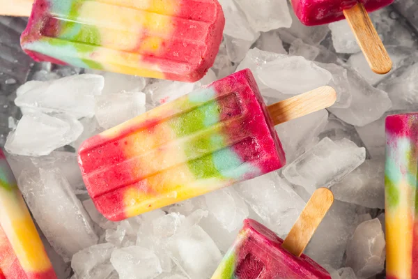 Saudável caseiro Rainbow Popsicles — Fotografia de Stock