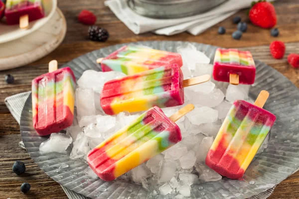 Sağlıklı ev yapımı gökkuşağı Popsicles