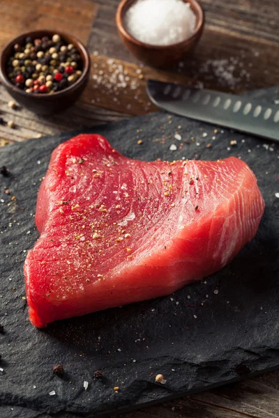 Surové organické růžové tuňák Steak — Stock fotografie