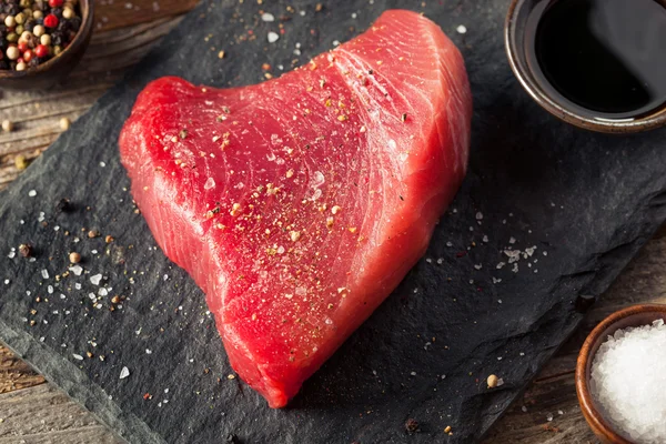 Raw Organic Pink Tuna Steak — Stock Photo, Image