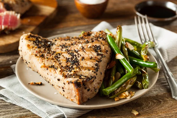 Stek z tuńczyka domu z grilla sezam — Zdjęcie stockowe