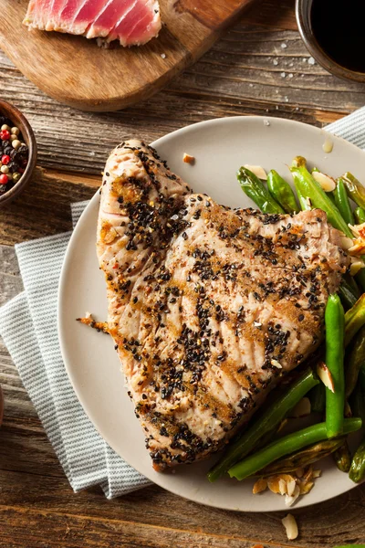 Stek z tuńczyka domu z grilla sezam — Zdjęcie stockowe