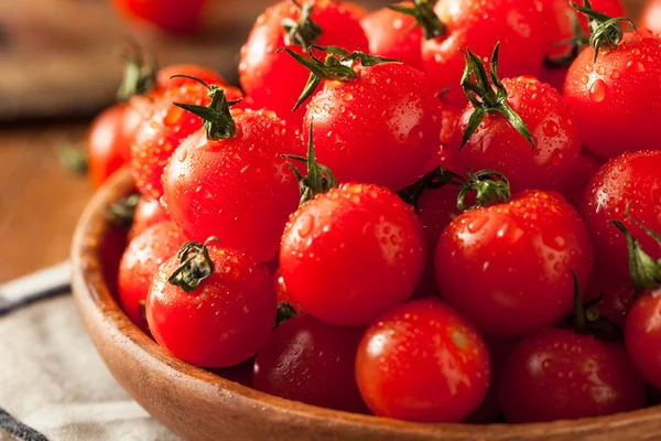 Tomates rojos de cereza orgánicos crudos — Foto de Stock