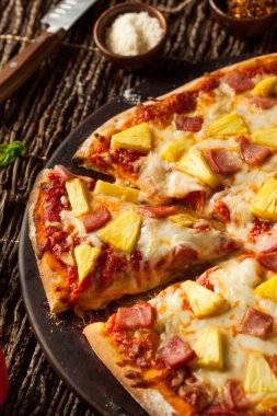 Ev yapımı ananas ve jambon Hawai Pizza