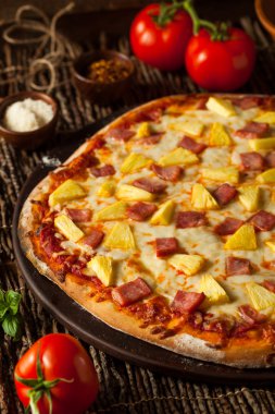 Ev yapımı ananas ve jambon Hawai Pizza