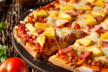 Ev yapımı ananas ve jambon Hawai Pizza