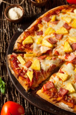 Ev yapımı ananas ve jambon Hawai Pizza
