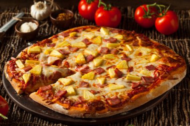 Ev yapımı ananas ve jambon Hawai Pizza